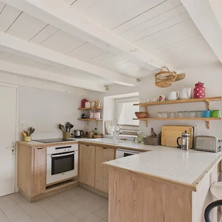 Hébergement de vacances 800 M De La Plage, Maison Pour 4 Avec Terrasse Les Portes-en-Re